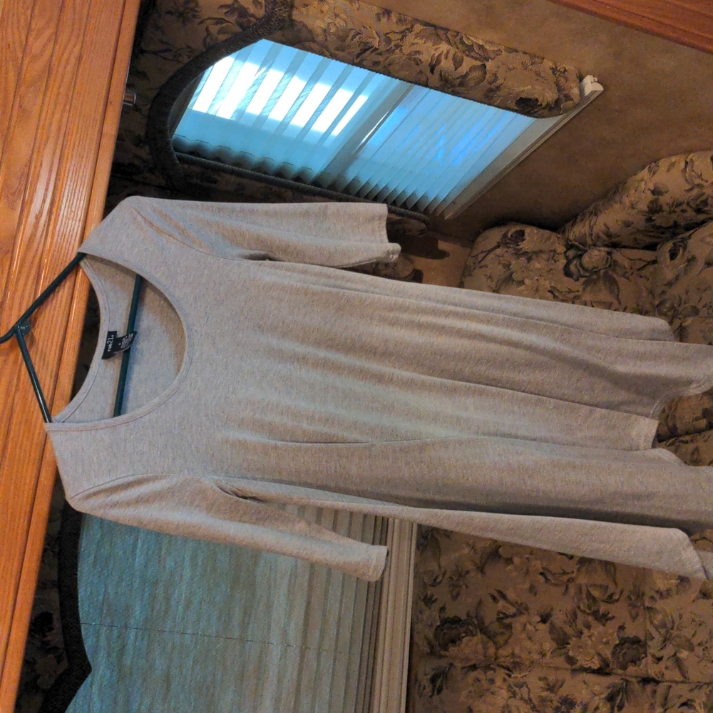 Small mid sleeve gray flowy dress